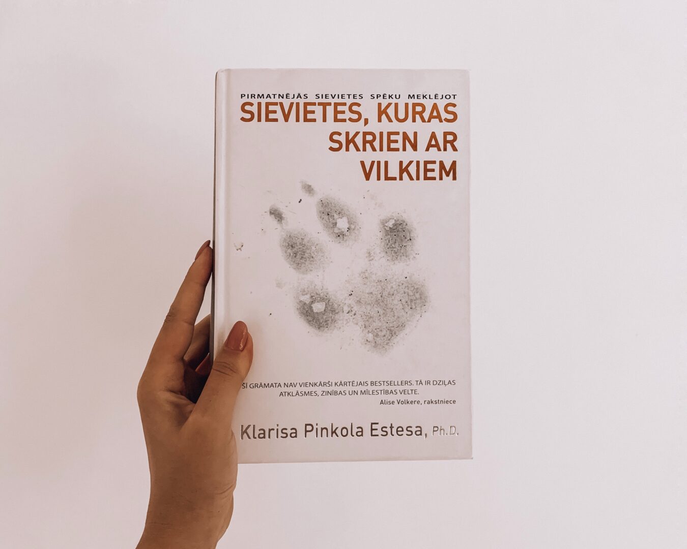 Klarisa Pinkola Estesa, Ph.D. “Sievietes, kuras skrien ar vilkiem”